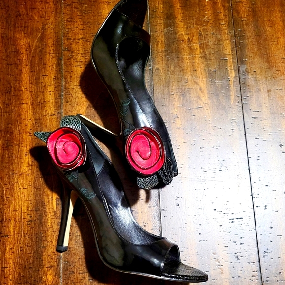 NWTs patent leather 3-D rose flower d'orsay pumps - Picture 10 of 12